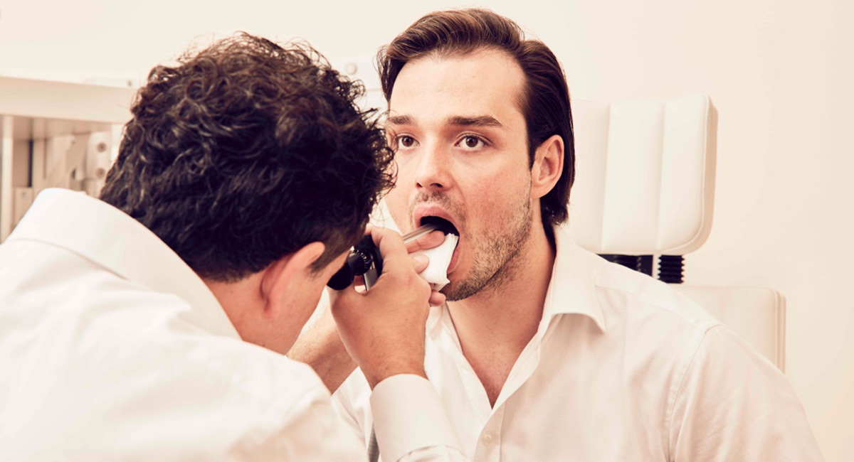 Dr. Wohlt bei der Stimmuntersuchung Dr. Wohlt bei der Stimmuntersuchung